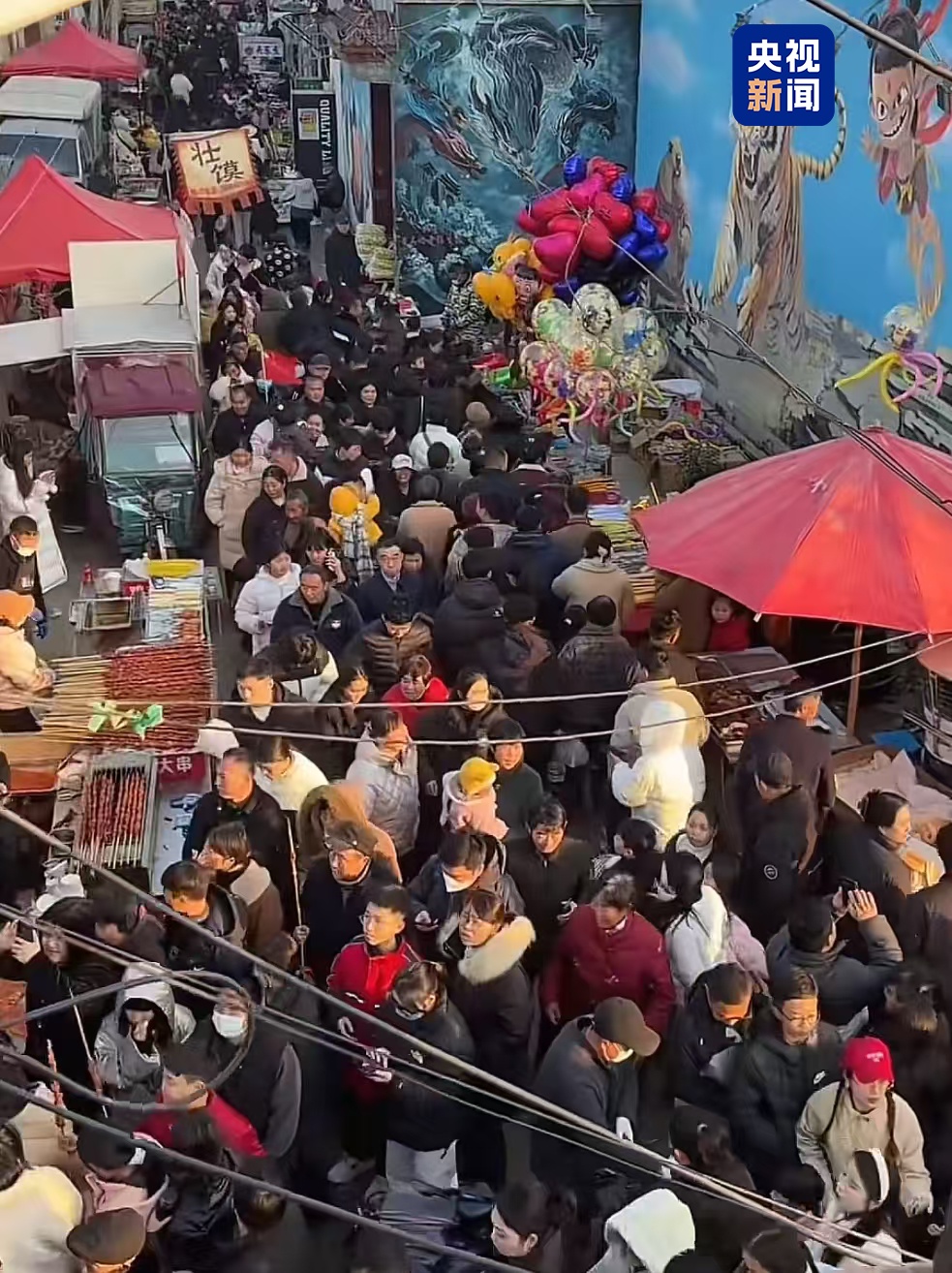 在村里为老人们画长城的人，被邀请来了真长城！