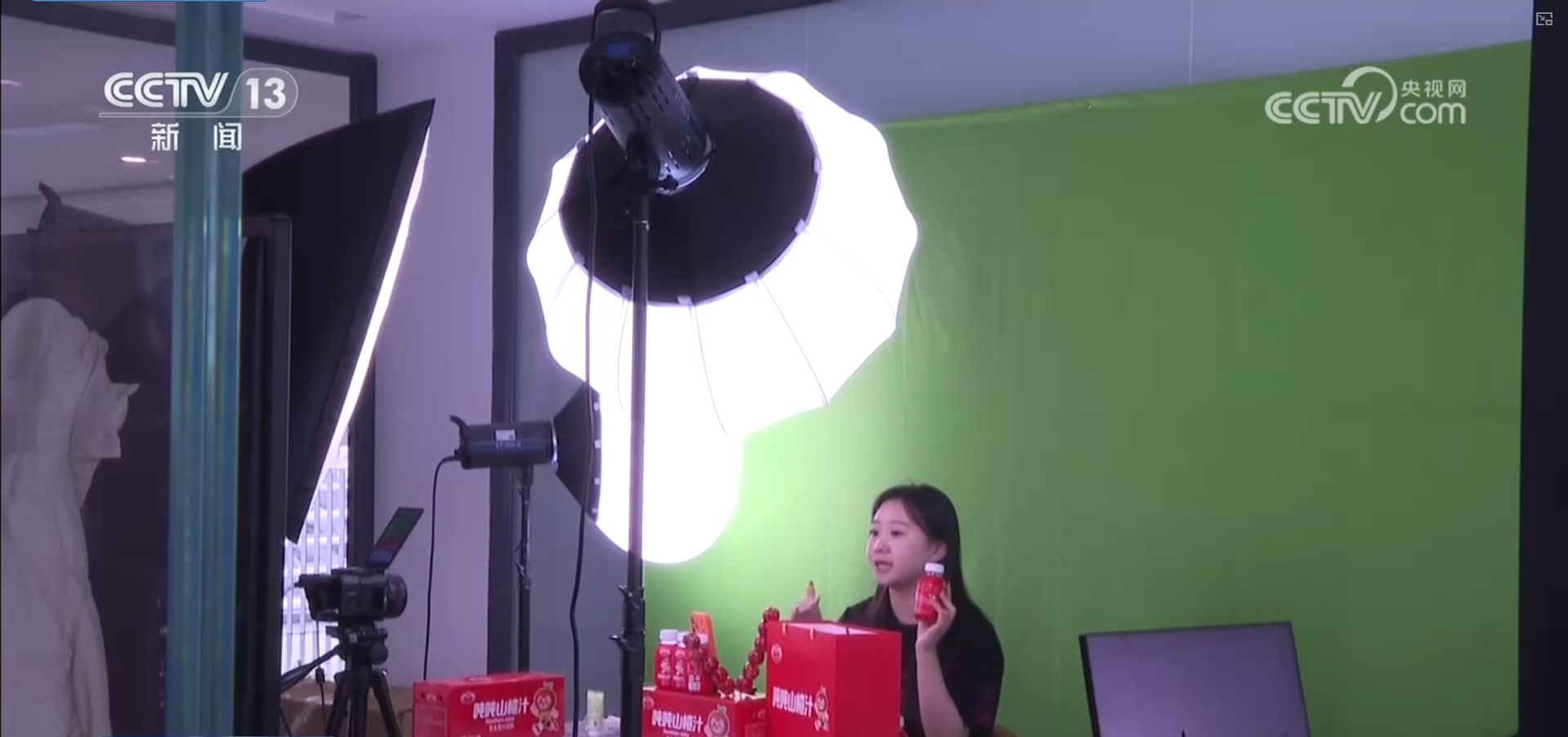 办年货、赏民俗、观花灯，新年氛围感已拉满！“年经济”释放强大消费潜力