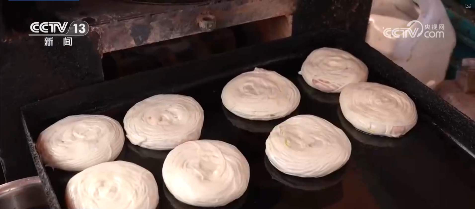 办年货、赏民俗、观花灯，新年氛围感已拉满！“年经济”释放强大消费潜力