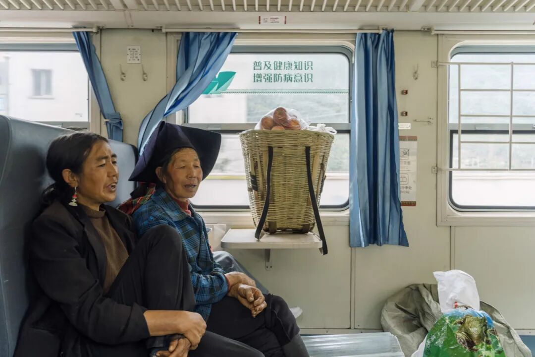 “妈妈背着一竹篓松茸上了火车，遇见了爸爸……”