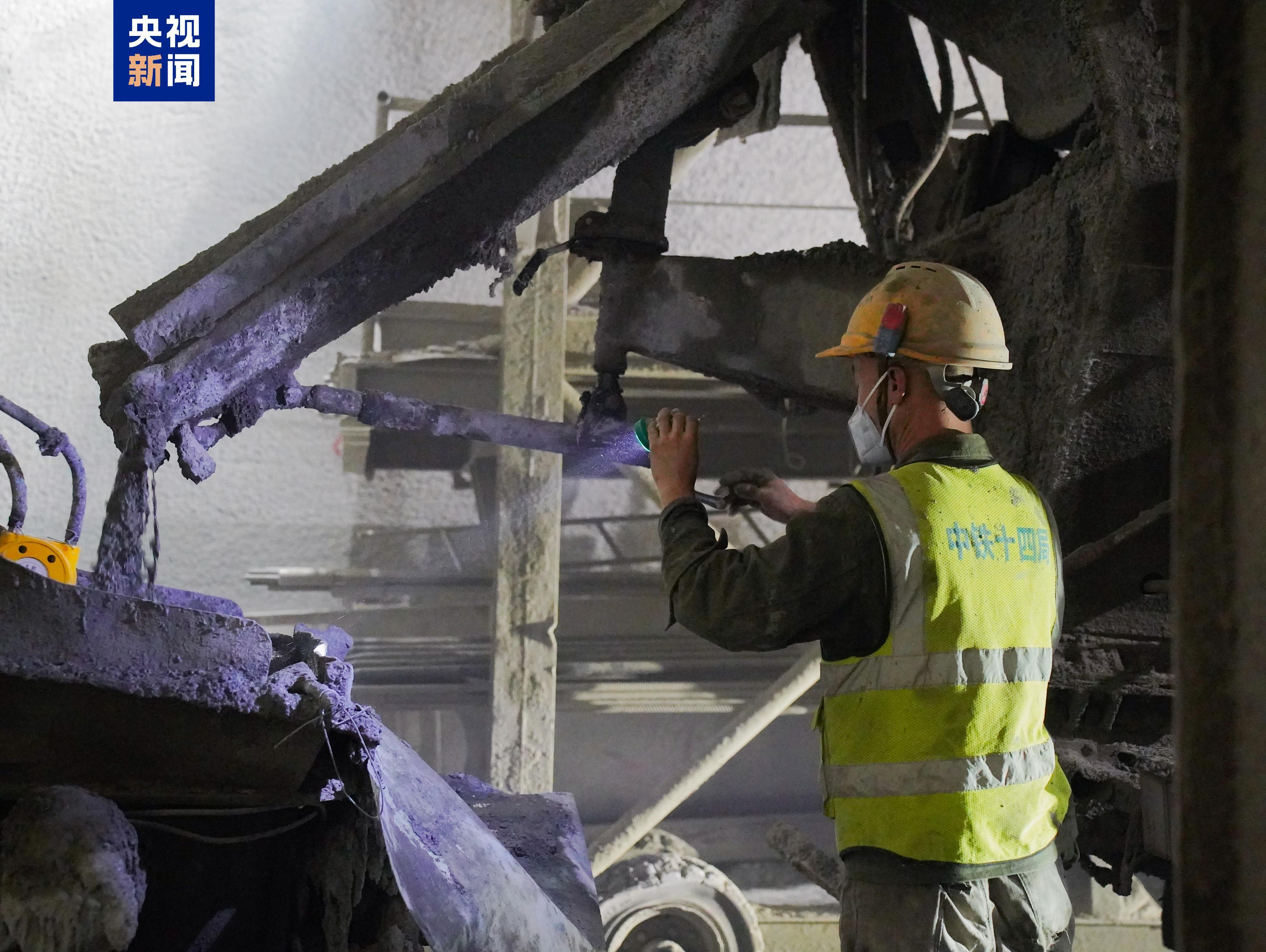 西渝高铁控制性工程合川东隧道顺利贯通