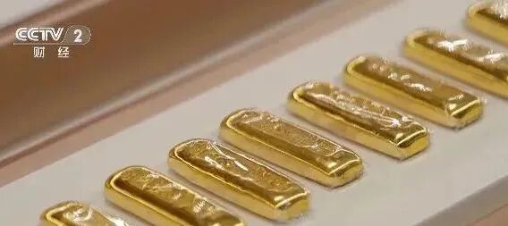 深圳一公司年会举行豪横抽奖，两员工各抽中100克金条，一人说“留着准备升值”