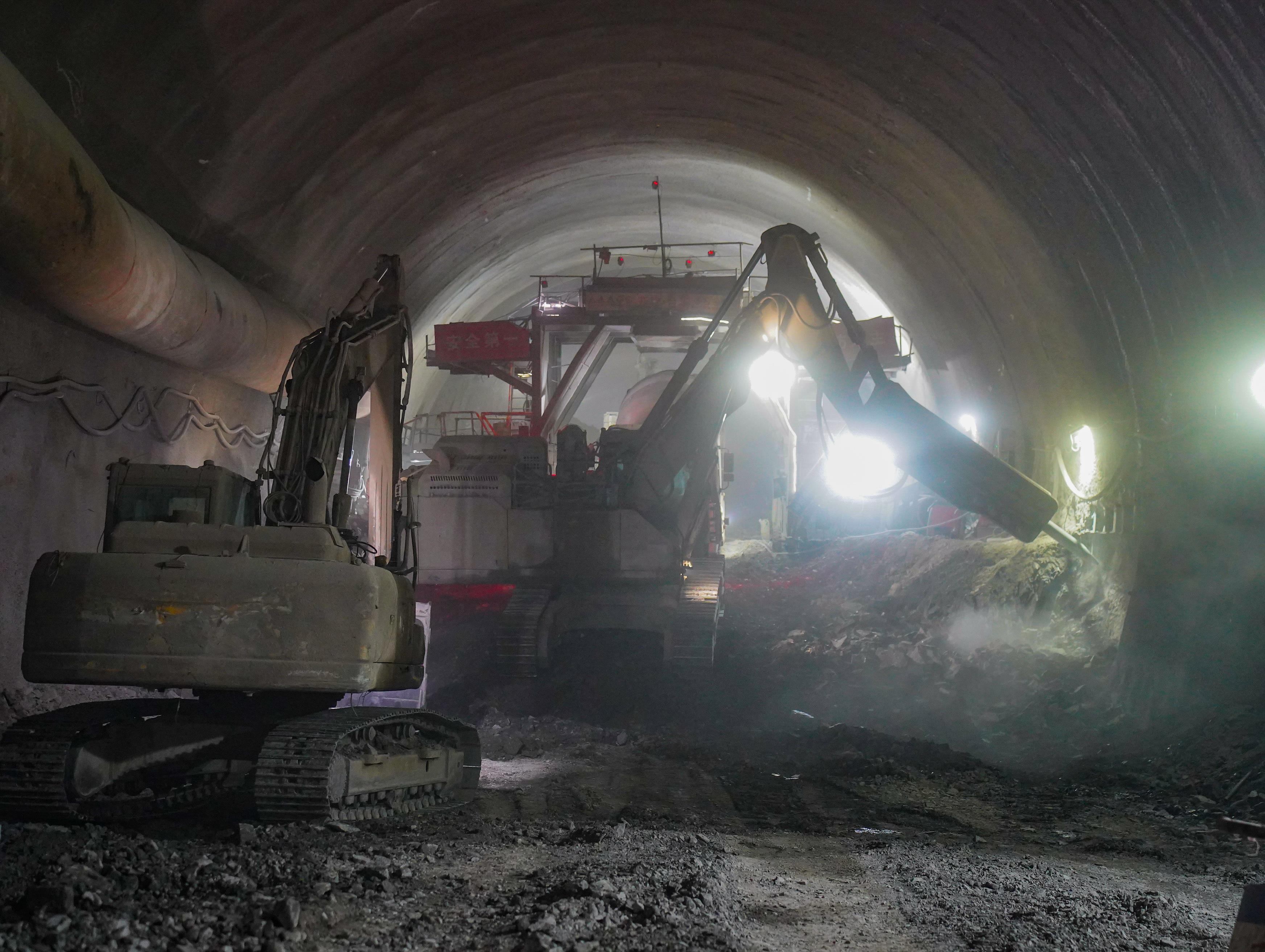 西渝高铁控制性工程合川东隧道顺利贯通