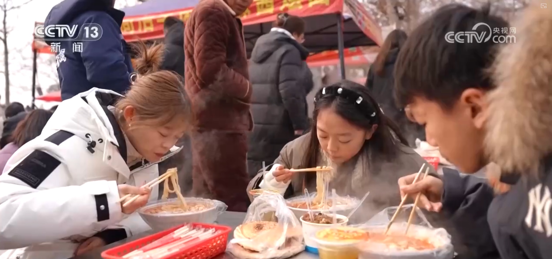办年货、赏民俗、观花灯，新年氛围感已拉满！“年经济”释放强大消费潜力