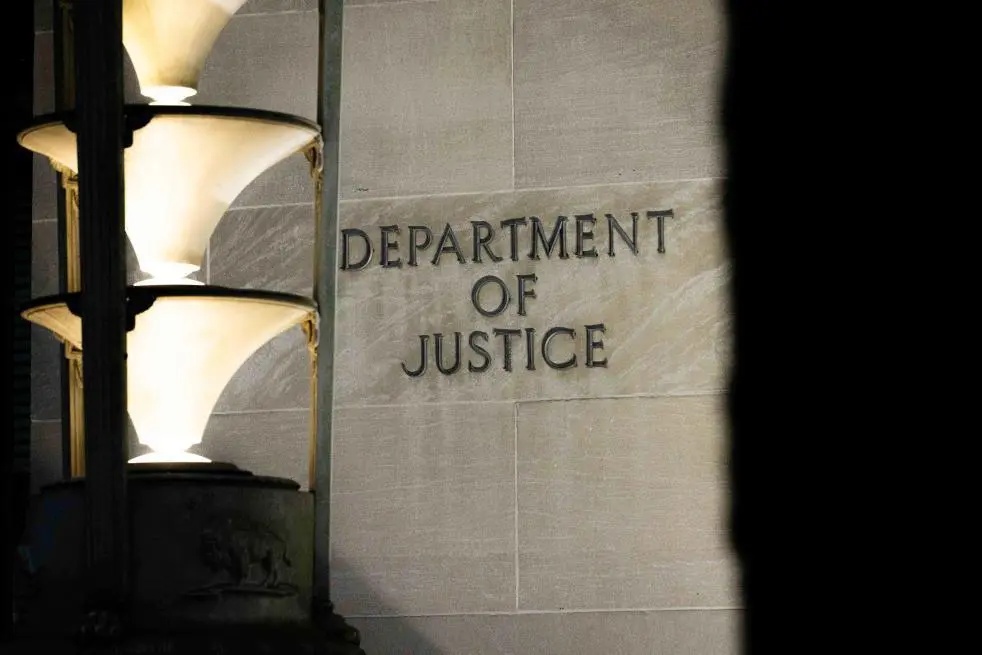 爱泼斯坦案诡异照片曝光,两个鸡肉中间被打上黑色马赛克 爱泼斯坦案诡异照片曝光,两个鸡肉中间被打上黑色马赛克