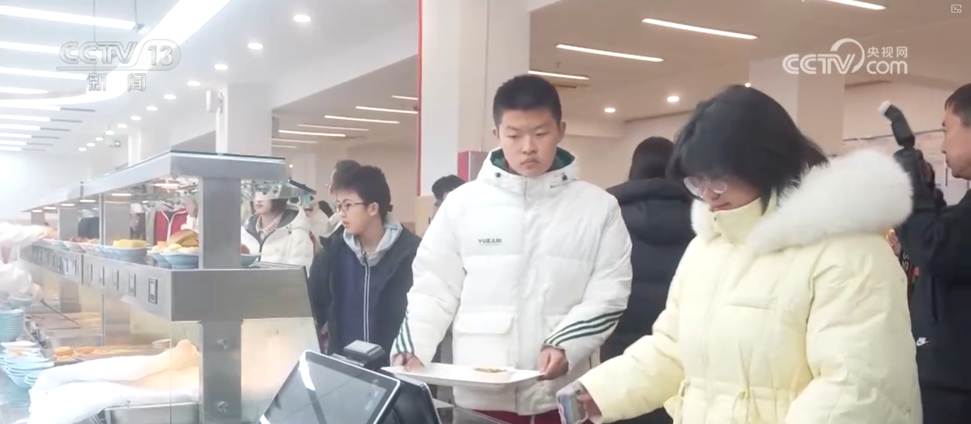 让家长放心、让学生满意 校园食堂从“舌尖”暖“心间”