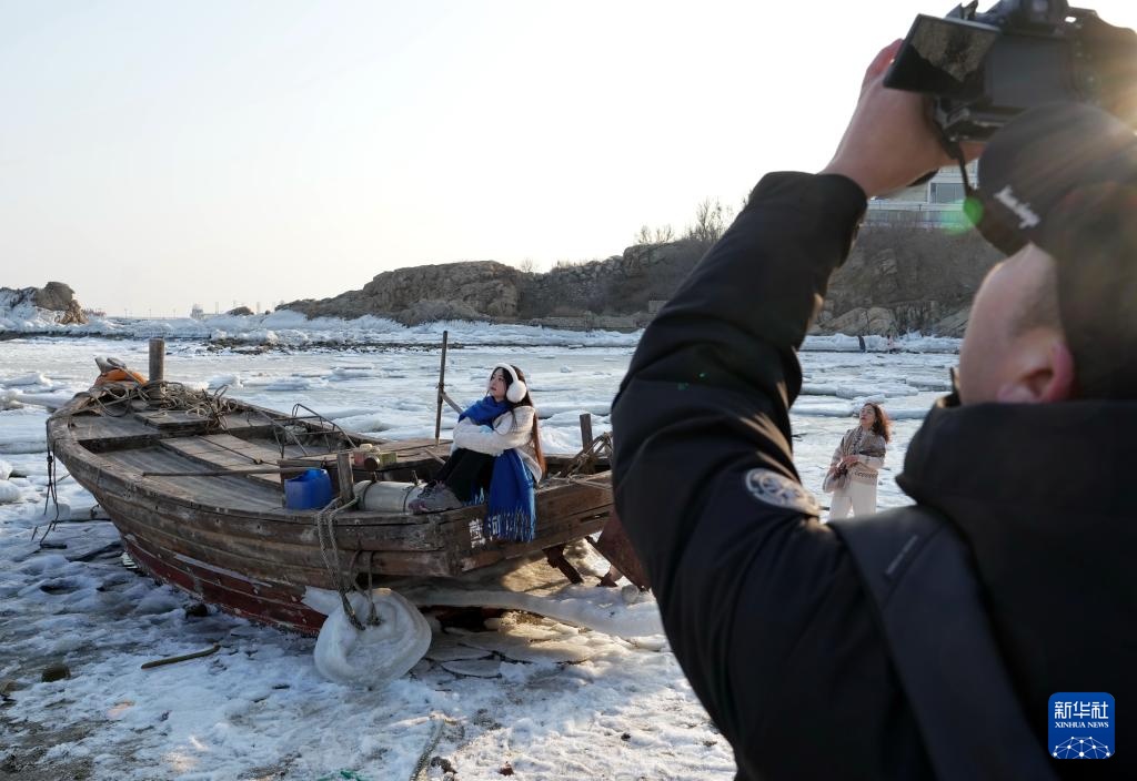 河北秦皇岛：海冰引客来