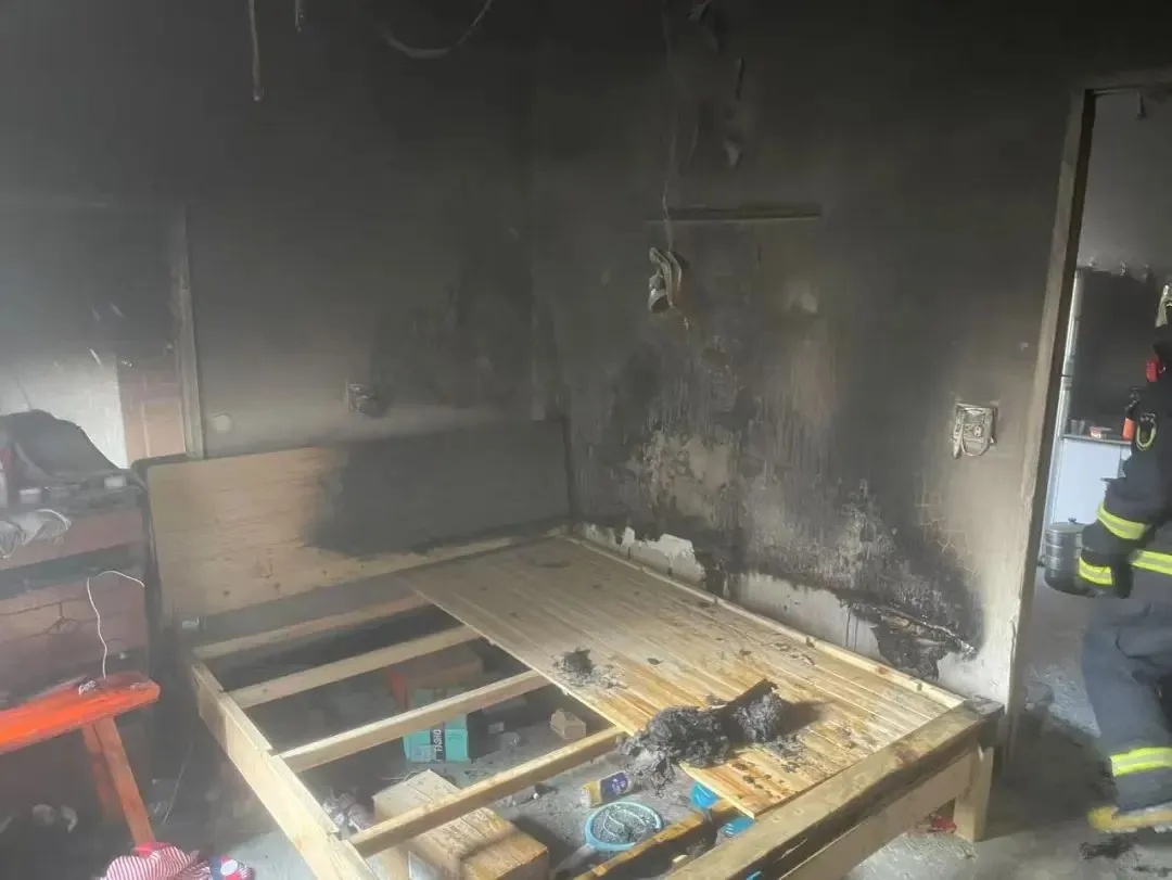 床头一声巨响,卧室被烧毁…… 床头一声巨响,卧室被烧毁……