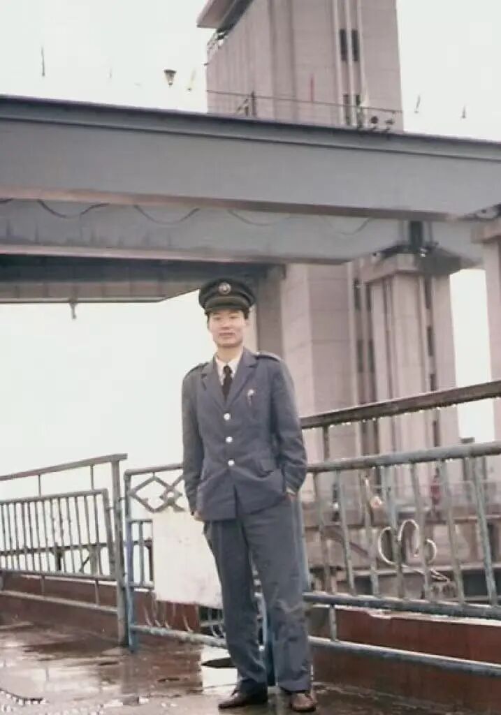 “妈妈背着一竹篓松茸上了火车，遇见了爸爸……”