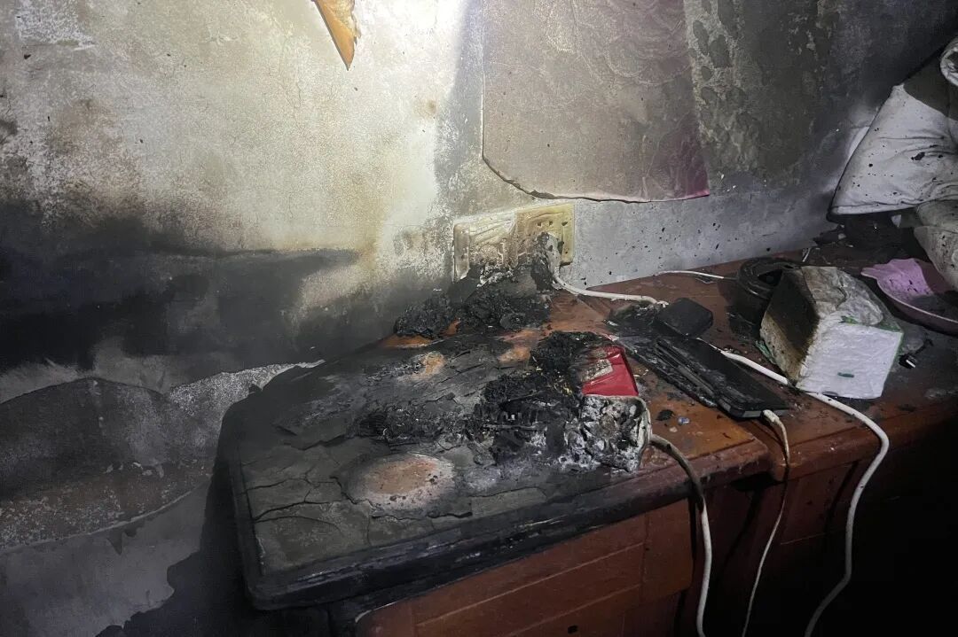 床头一声巨响,卧室被烧毁…… 床头一声巨响,卧室被烧毁……