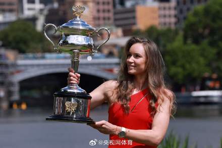 莱巴金娜澳网冠军写真