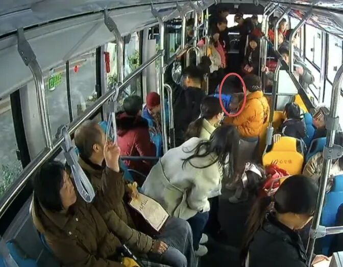 重庆一公交车临停10多分钟，全车无人抱怨，原因暖心……