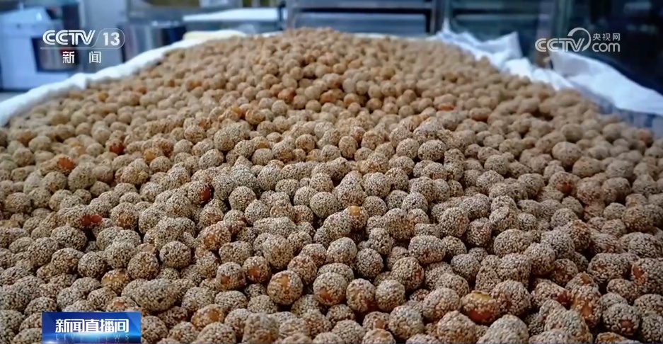 炸麻圆、切年糖 感受家乡的浓浓味道