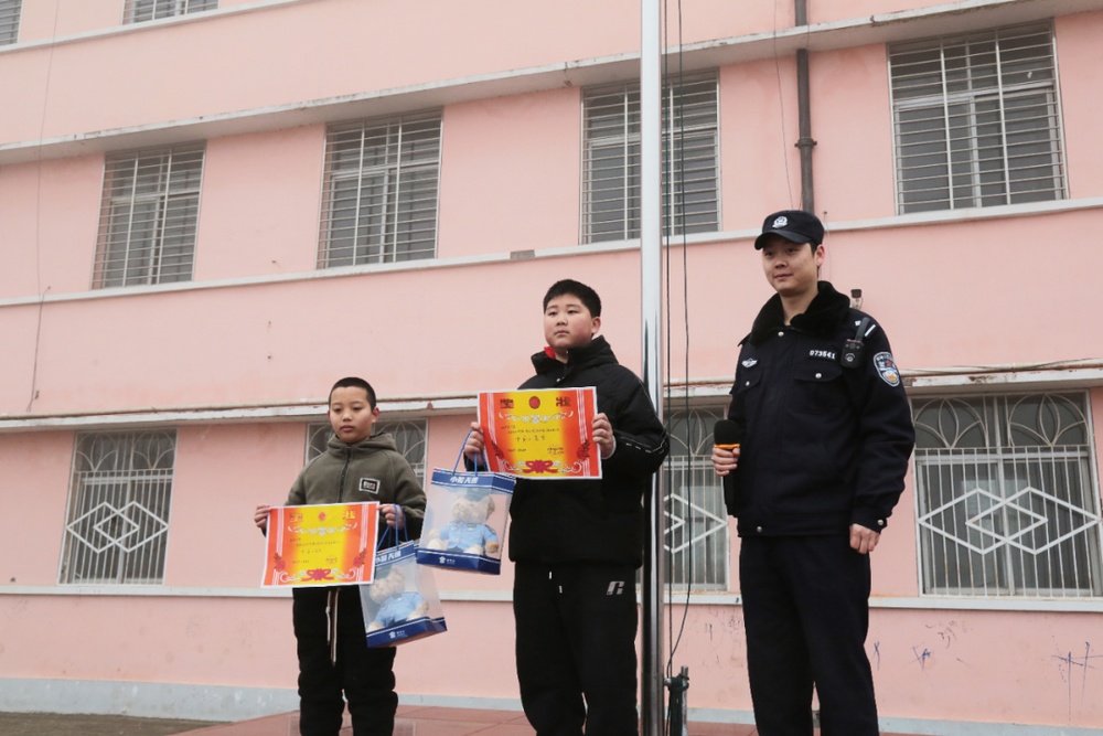 “有人吗？我捡到了一枚子弹！”两个孩子捡到子弹送到派出所