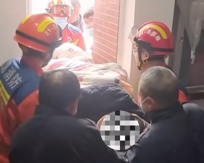 只是打扫卫生，6岁女孩却发烧17天，脑子竟被“啃”出了20多个洞