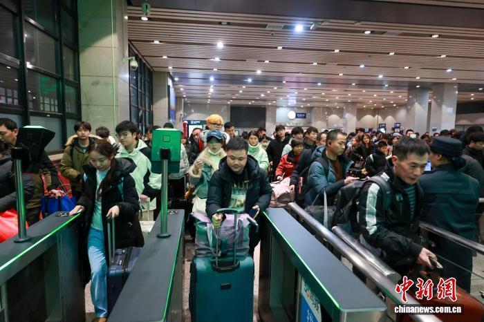 2026年春运启幕 北京发出首趟“归乡”列车