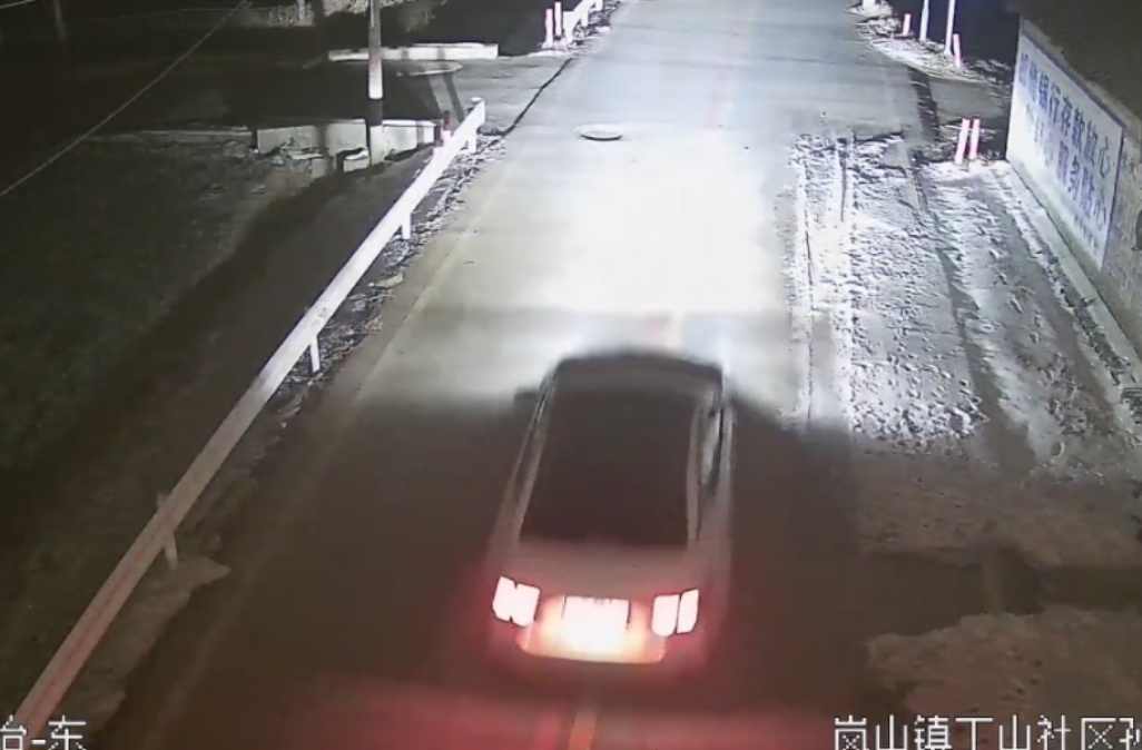 男子网购人脸面具入室盗窃，赃款用于打赏网络主播！警方：刑拘