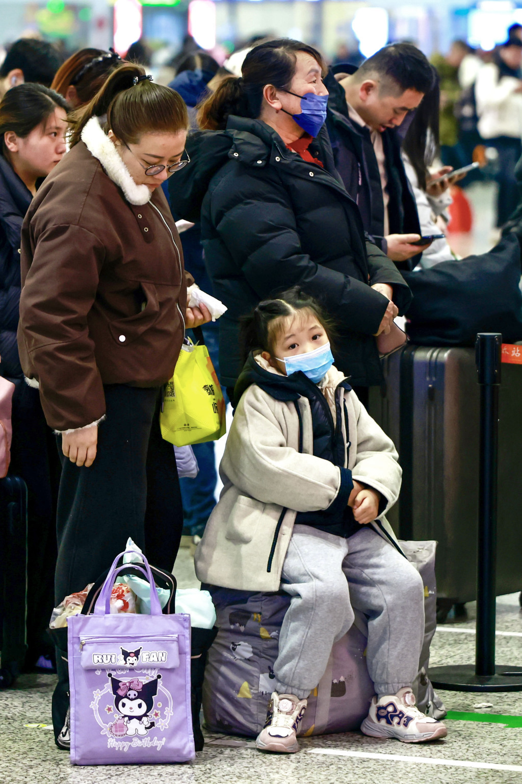 2026春运来了：肩背手提，带着娃儿坐高铁回家过年了！
