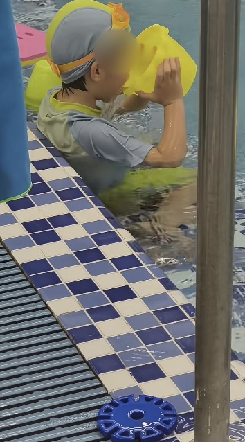 儿子用水桶装泳池水大口喝，网友着急：池水脏不能喝，家长：他玩游戏，已当场教育