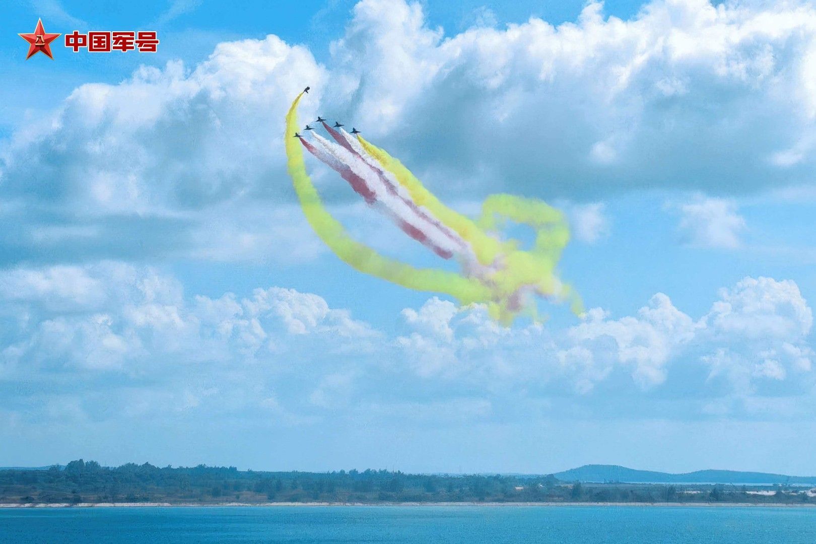 全新阵容!八一飞行表演队完成新加坡航展检验性飞行 全新阵容!八一飞行表演队完成新加坡航展检验性飞行