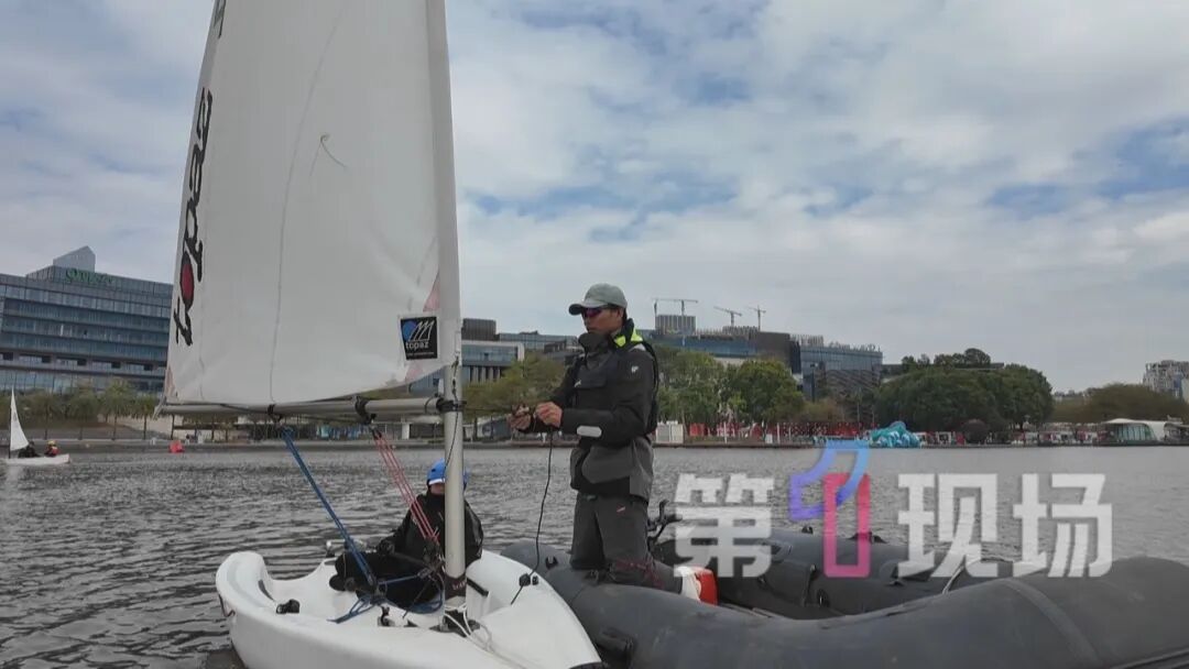 “帮不了一点,全靠自己”!少年雨中翻船求救,教练却“冷眼旁观” “帮不了一点,全靠自己”!少年雨中翻船求救,教练却“冷眼旁观”