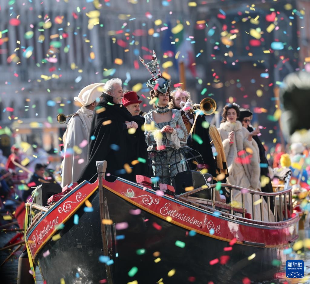 威尼斯狂欢节举行水上巡游活动