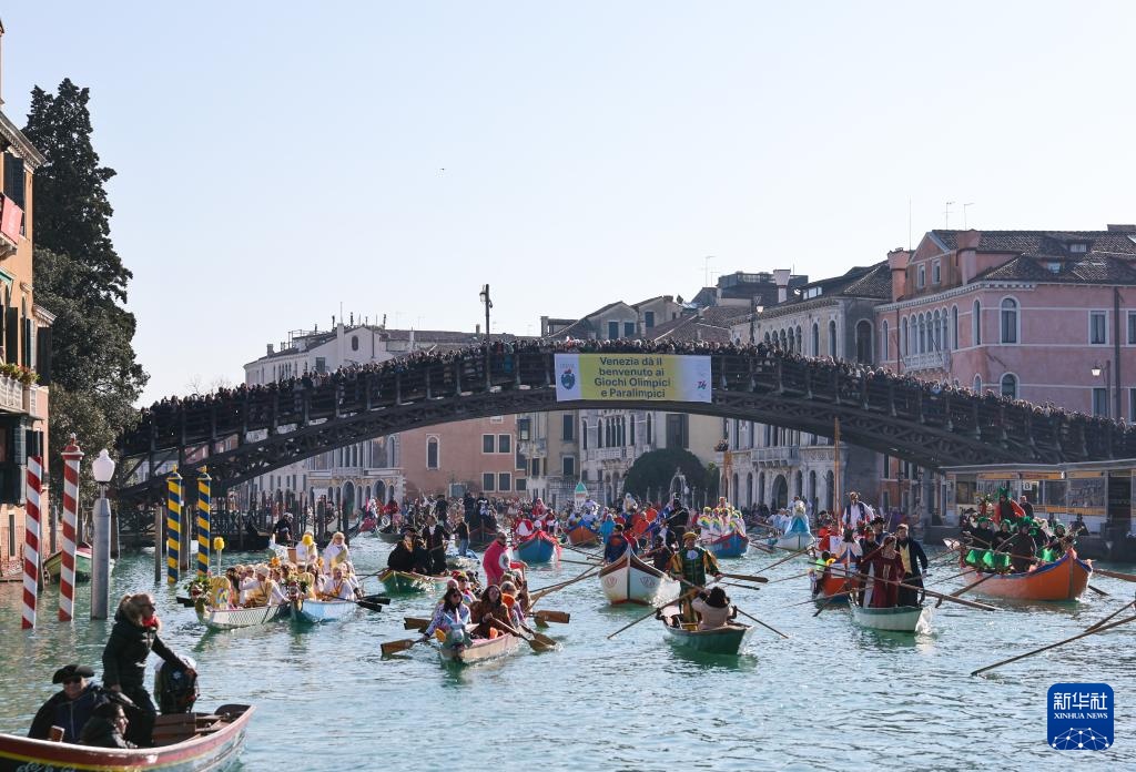 威尼斯狂欢节举行水上巡游活动