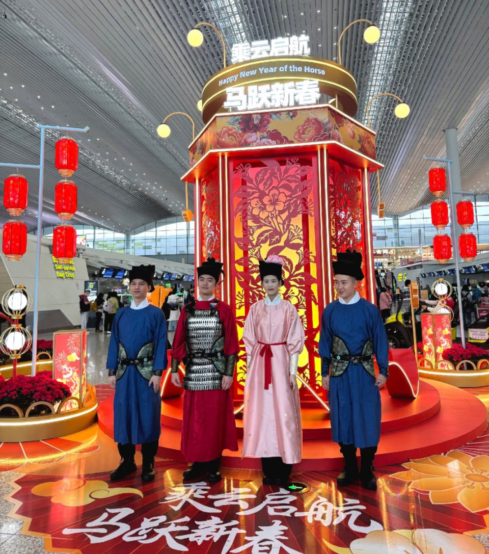 不是穿越！广州白云机场工作人员换“宋服”，网友赞：送福迎春，机场：仅安检巡逻换装