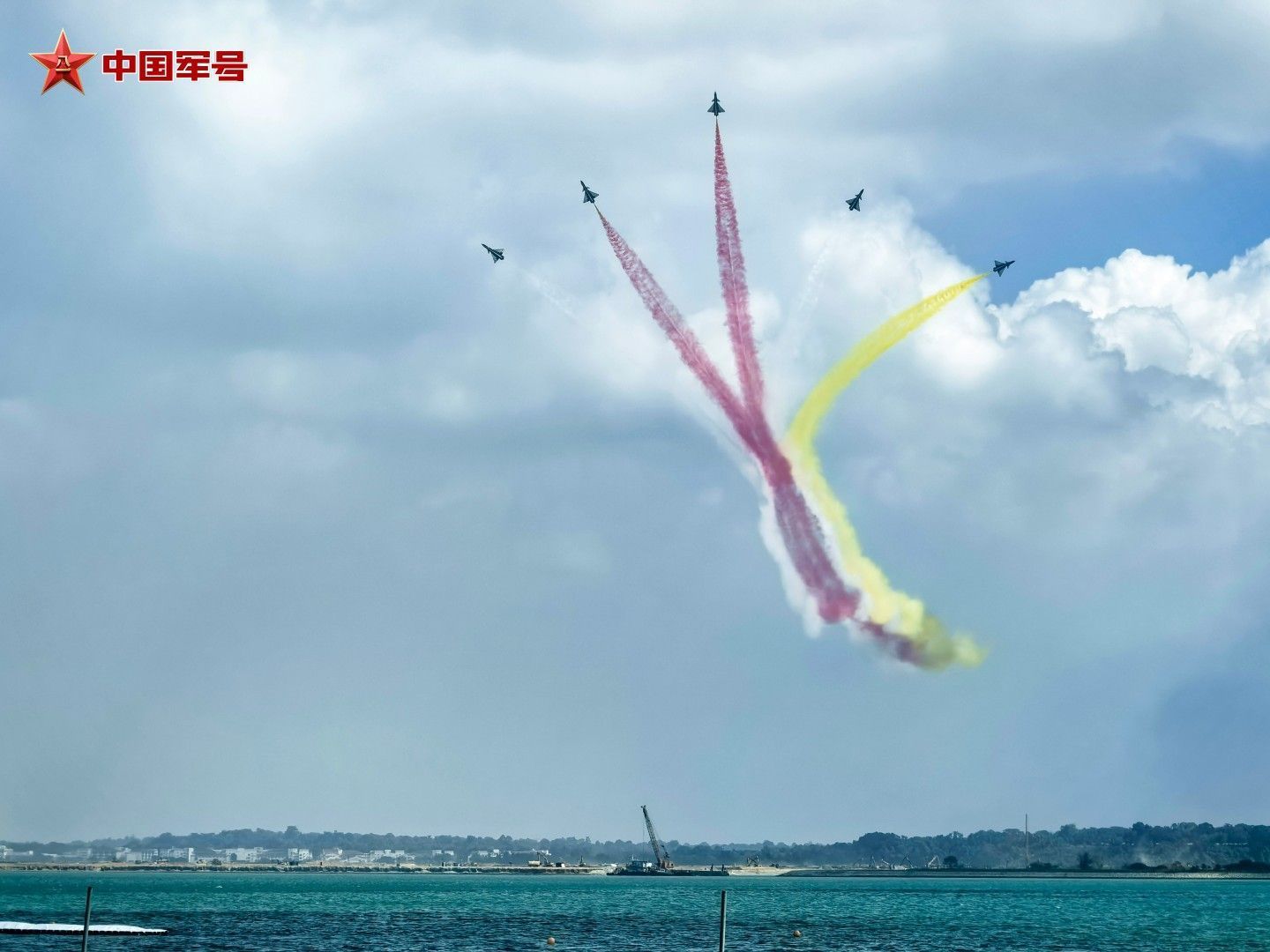 全新阵容!八一飞行表演队完成新加坡航展检验性飞行 全新阵容!八一飞行表演队完成新加坡航展检验性飞行