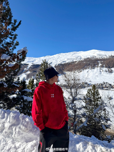 苏翊鸣晒冬奥村自拍