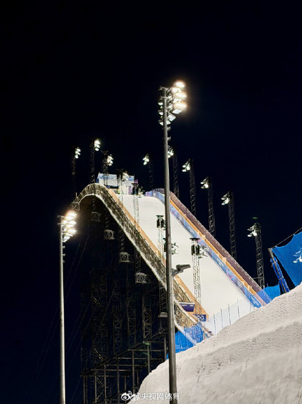 苏翊鸣晒冬奥村自拍