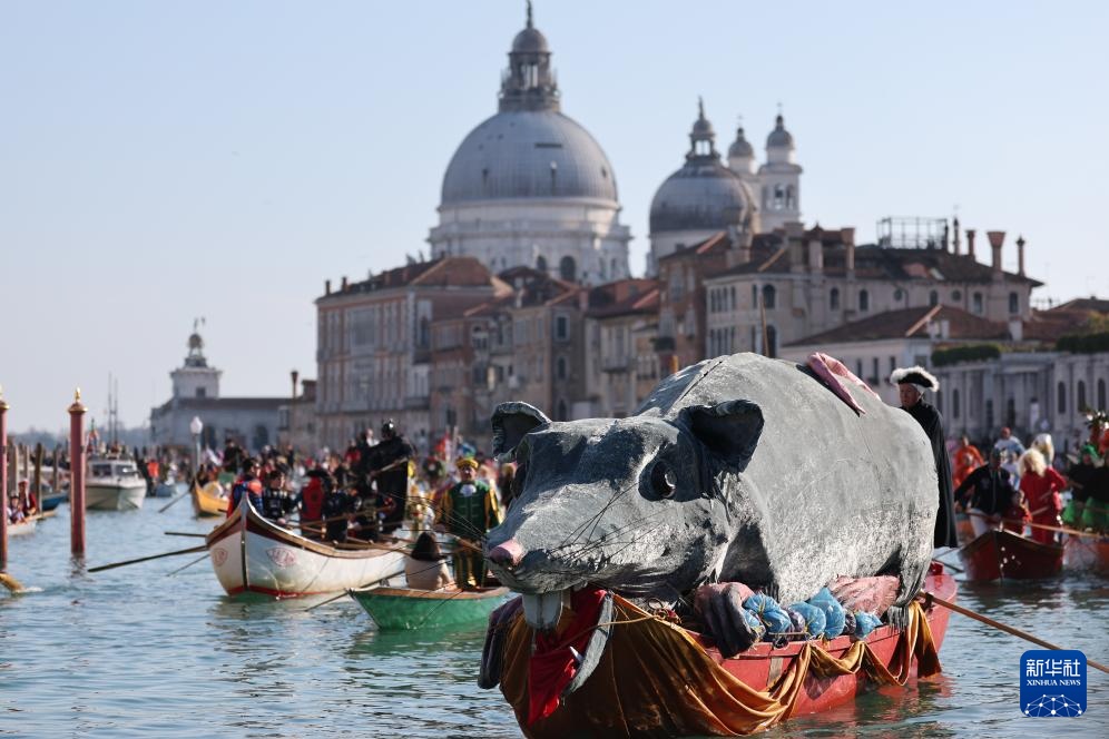 威尼斯狂欢节举行水上巡游活动