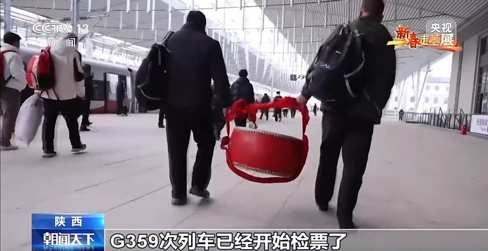 延安迈入“高铁时代” 这支表演队挎着腰鼓进北京了 延安迈入“高铁时代” 这支表演队挎着腰鼓进北京了