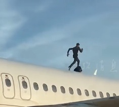 西班牙机场一男子徒手爬上飞机顶部,打算前往摩洛哥,在飞机上跑来跑去 西班牙机场一男子徒手爬上飞机顶部,打算前往摩洛哥,在飞机上跑来跑去