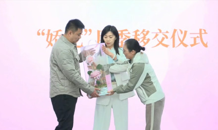 云南农科院向贺娇龙亲属赠送“娇龙月季”：未来它将在昭苏扎根开花