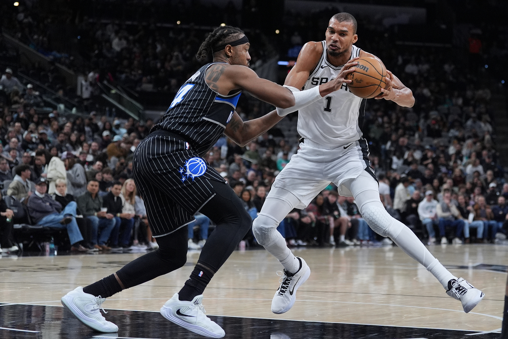 文班亚马25+8贝恩25+4 班凯罗19+10马刺轻取魔术