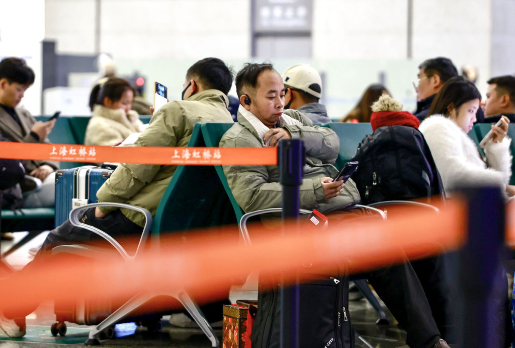 2026春运来了：肩背手提，带着娃儿坐高铁回家过年了！