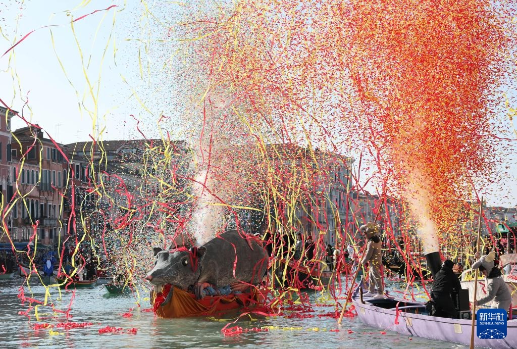 威尼斯狂欢节举行水上巡游活动