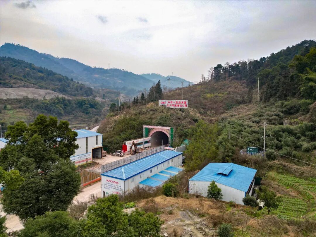 西安至重庆高速铁路控制性工程合川东隧道顺利贯通 西安至重庆高速铁路控制性工程合川东隧道顺利贯通