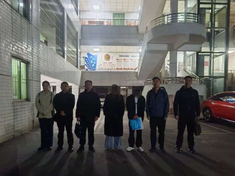 赚取高额佣金，获利巨大！17人被警方一锅端