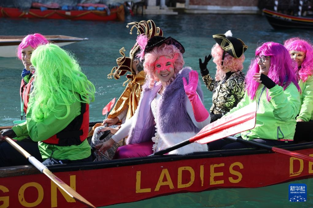 威尼斯狂欢节举行水上巡游活动