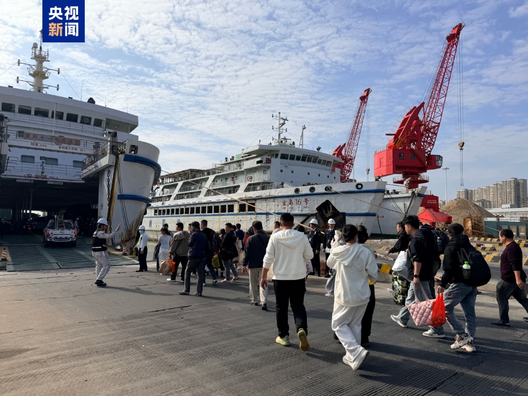 海南自贸港封关后首迎春运 琼州海峡新能源车辆运力提升40% 海南自贸港封关后首迎春运 琼州海峡新能源车辆运力提升40%