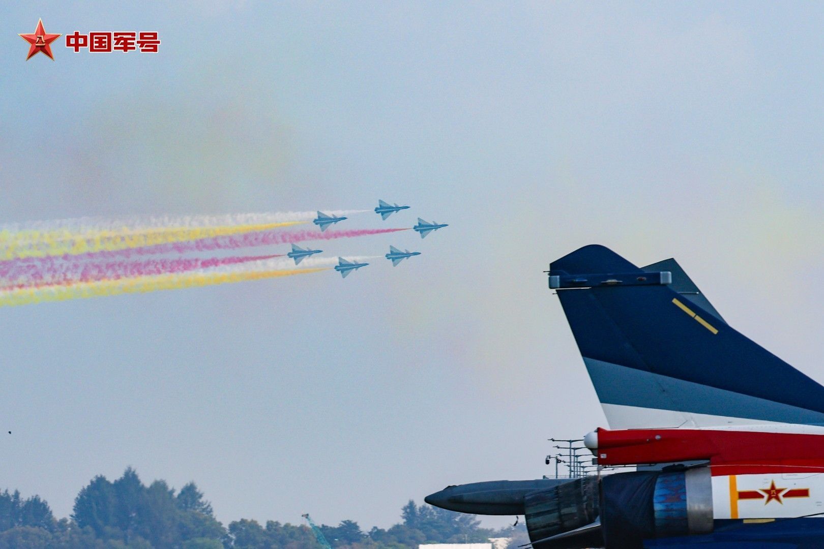 全新阵容!八一飞行表演队完成新加坡航展检验性飞行 全新阵容!八一飞行表演队完成新加坡航展检验性飞行