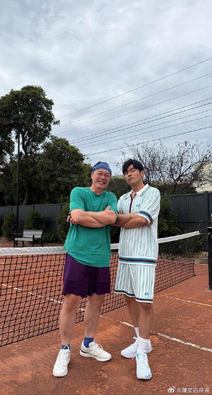 陈奕迅周杰伦在澳洲打网球，发文晒照：多谢周同学邀请及安排，下次想试打草地