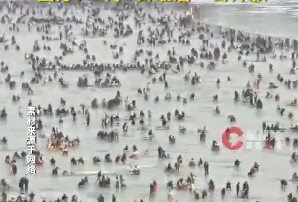 颐和园昆明湖冰场游玩倒计时，游客热情高涨如“下饺子”，园方：2月3日最后一日开放