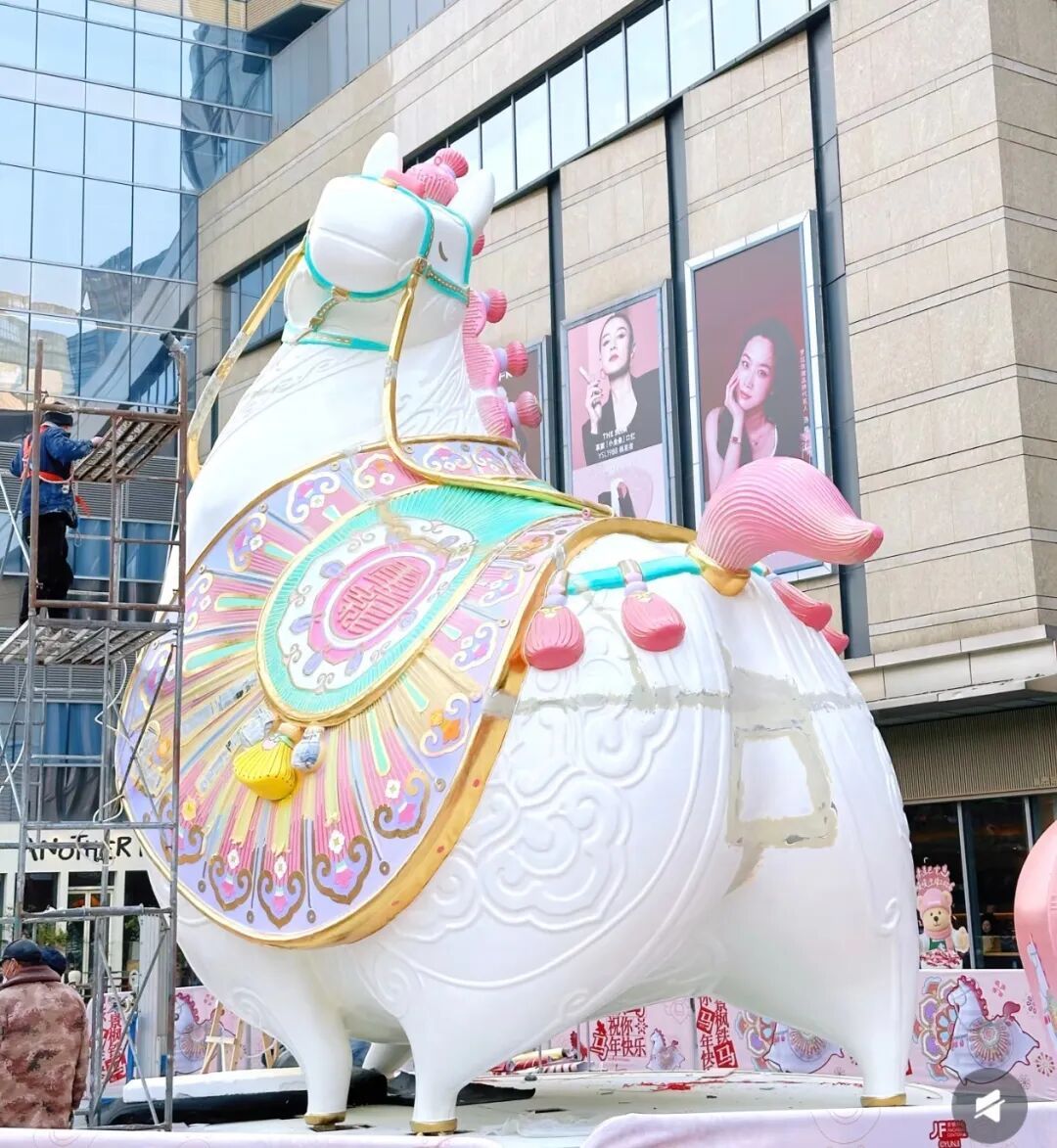 南京“肥猪马”因过于圆润走红,网友直呼太可爱了!商场回应:融合唐代审美与现代风格 南京“肥猪马”因过于圆润走红,网友直呼太可爱了!商场回应:融合唐代审美与现代风格