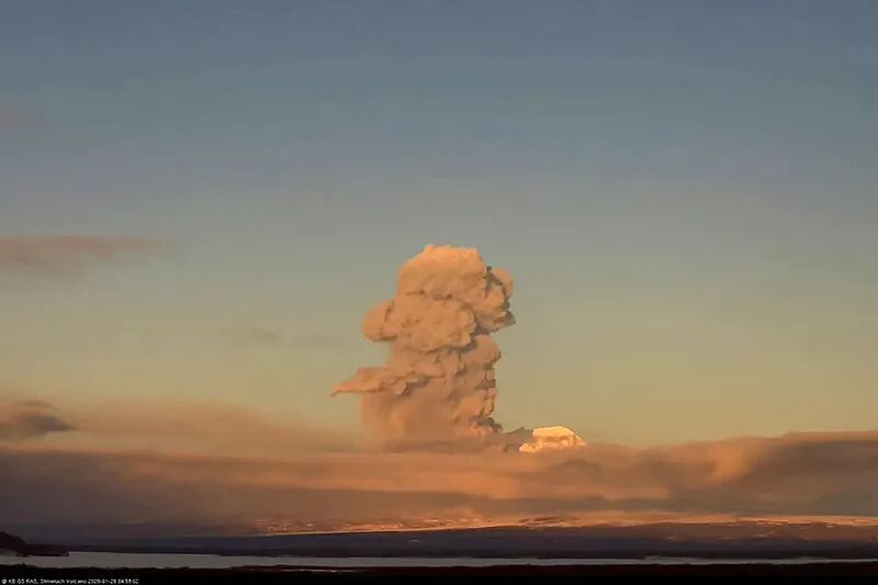 俄罗斯希韦卢奇火山强烈喷发 航空危险预警升至最高红色等级