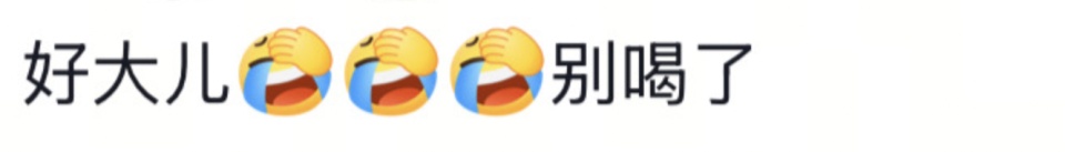 儿子用水桶装泳池水大口喝，网友着急：池水脏不能喝，家长：他玩游戏，已当场教育