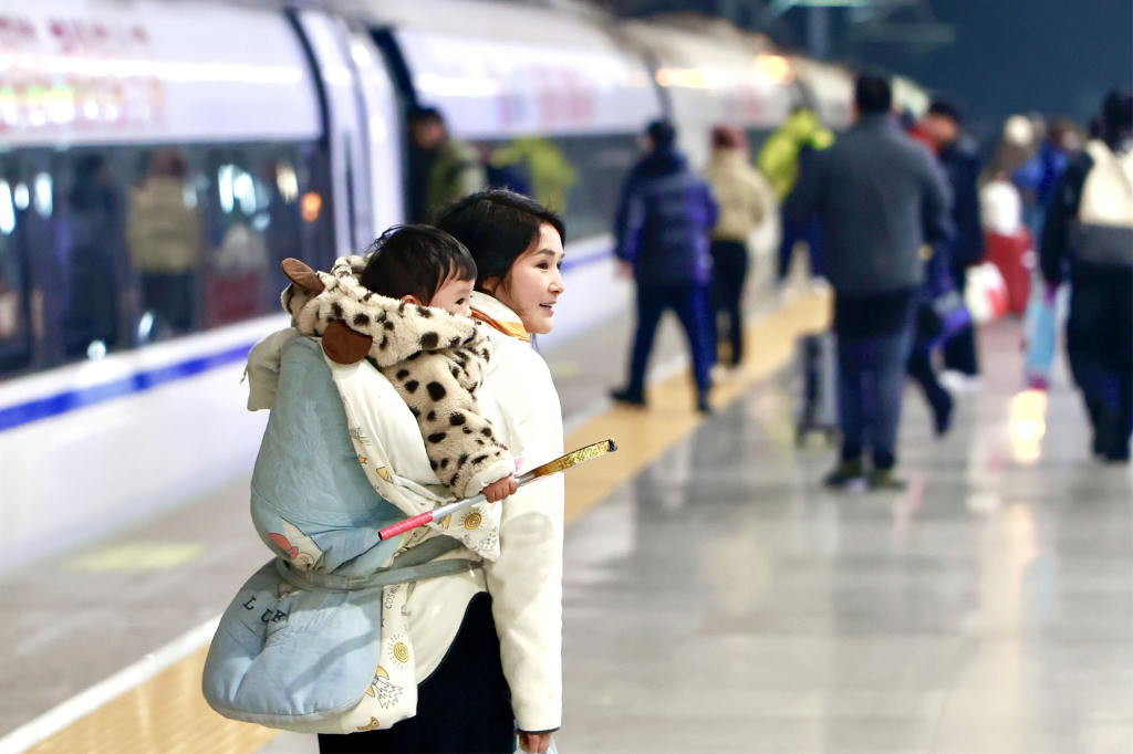 2026春运来了：肩背手提，带着娃儿坐高铁回家过年了！