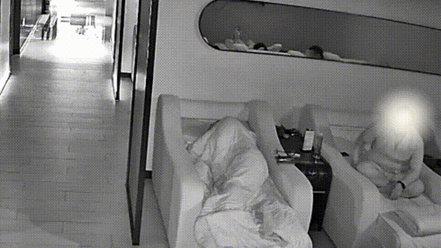 沙发扶手上手机放，醒来零钱被转光！洗浴酣睡时，邻座贼偷瞄聊天记录破支付密码！